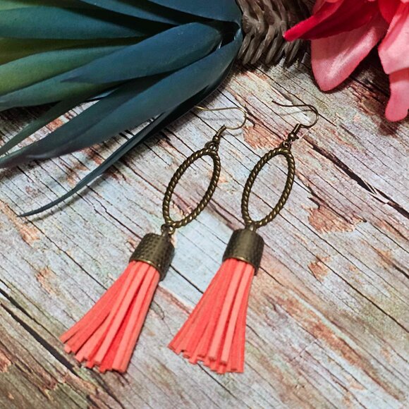 Artisan Hand Crafted Earrings Coral Faux Suede Tassel Antique Gold Pierced - Picture 5 of 5